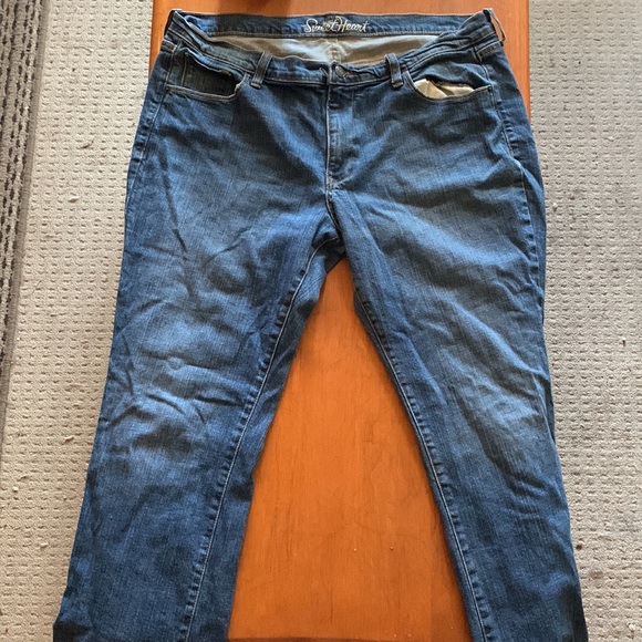 Old Navy sweetheart jeans. Mid rise with a medium dark wash. Straight leg. - Picture 2 of 2